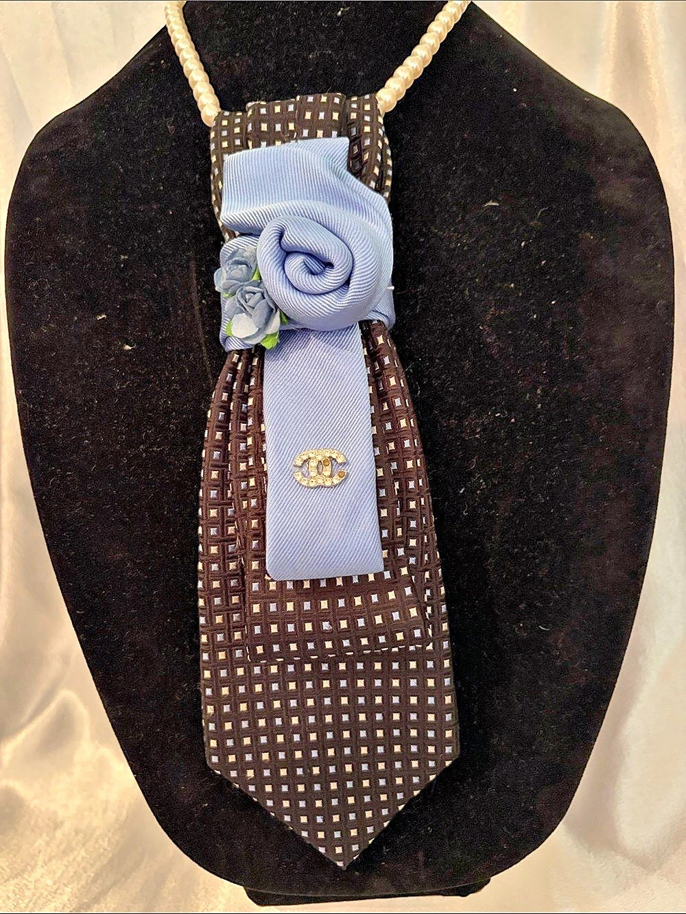 Tommy Hilfiger Geometric Necklace Tie with Rosette in Navy & Blue Like New